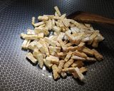 Foto langkah ke 3 dari resep Tumis Bunga Pepaya dengan Tempe dan Ikan Cue.