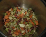 Foto del paso 1 de la receta: Sopa de verduras y manzana con jamón serrano