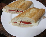 Foto del paso 5 de la receta: Bocadillo de pata asada con pimiento del piquillo, queso curado y huevo duro