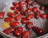 Hình bước làm 2 của món Nhãn nấu táo đỏ trần bì