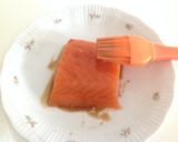 Foto del passaggio 3 della ricetta Nighiri di salmone con crema di avocado e galletta di riso