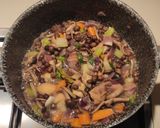 Foto del passaggio 11 della ricetta Minestra di ceci neri funghi pioppini e castagne