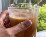 Foto del paso 2 de la receta: Cold brew iced latte de coco (o café hecho en frío con leche y hielos)
