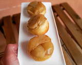 Foto del paso 12 de la receta: Tatin individual de pera con base de rollito de canela de brioche