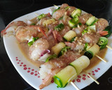 Foto del paso 2 de la receta: Brochetas de langostinos y verduras al ajillo