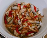 Hình bước làm 2 của món Cá mòi kho