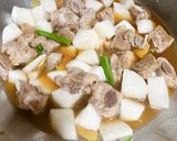 A picture of step 2 of Braised Pork Ribs with Daikon.