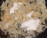Foto del paso 2 de la receta: Hojaldre navideño con queso, confitura y cebolla caramelizada