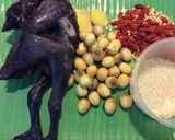 Hình bước làm 1 của món Gà tiềm hạt sen, ý dĩ