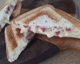 Foto del paso 3 de la receta: Tostados de queso con jamón y salame