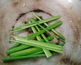 Hình bước làm 2 của món Chuối xanh rim cốt dừa