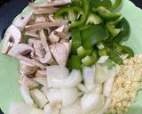 Foto langkah ke 1 dari resep Ayam & sosis black pepper.