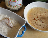 Foto del paso 2 de la receta: Pollo crocante y jugoso rebozado con galletas de sésamo y centeno
