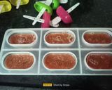 A picture of step 2 of Watermelon Ice Popsicles.