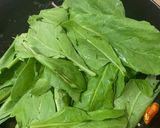 A picture of step 2 of Stir-fried Spinach.