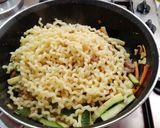 Foto del paso 4 de la receta: Pasta con verdura y salsa de soja