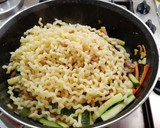 Foto del paso 4 de la receta: Pasta con verdura y salsa de soja