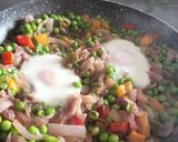 Foto del paso 5 de la receta: Guisantes con huevo y verduras