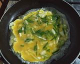Foto langkah ke 2 dari resep Martabak Telur Simpel.
