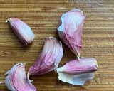 Foto del paso 3 de la receta: Bacalao skrei con gambones al ajillo, sobre cama de pimientos