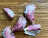 Foto del paso 3 de la receta: Bacalao skrei con gambones al ajillo, sobre cama de pimientos