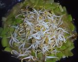 Foto langkah ke 5 dari resep Tumis Labu siam Toge.