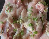 Sajtos, tejfölös tepsis csirkemell recept fázis 2 fotója
