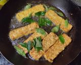 Foto langkah ke 4 dari resep Tempe Goreng Daun Kari.