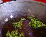 Foto langkah ke 7 dari resep Ayam Goreng Daun Kari.
