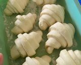 Foto langkah ke 3 dari resep Donat Bentuk Croissant.