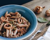 Foto del passaggio 4 della ricetta Penne di farro integrale con calamari e piselli