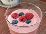 Smoothie de frutos rojos con leche de coco