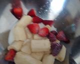 Foto langkah ke 2 dari resep Jus Strawberry Pisang Susu ala Mbak Ella.