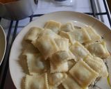 Foto del paso 4 de la receta: Ravioles con salsa y salchichas de Viena