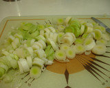 Foto del paso 2 de la receta: Salmón fresco en salsa con cebollas francesas y puerro