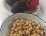Foto del paso 1 de la receta: Ensalada de Garbanzos con Pimientos, Aguacate, tomate!