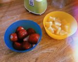 Foto del paso 1 de la receta: Licuado de frutilla y piña