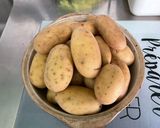 Une image de l'étape 1 de Salade de pommes de terre aux harengs, tomates et oignons.