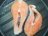 Salmón a la plancha con salsa de eneldo ligera