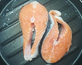 Foto del paso 3 de la receta: Salmón a la plancha con salsa de eneldo ligera