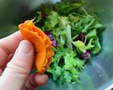 Hình bước làm 1 của món 🌱 Salad Rau Xanh Sốt Quýt Rắc Hành Phi