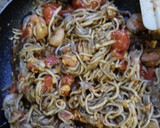 Foto del paso 3 de la receta: Revuelto vegetal de gulas, al estilo de mi hijo