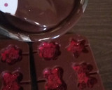 Foto del paso 5 de la receta: Bombones de chocolate rellenos de ganache de maracuyá