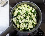 Une image de l'étape 2 de Crumble de courgettes chèvre.
