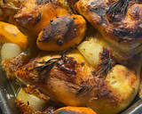 Foto del paso 2 de la receta: Pollo asado con cebollas y boniato