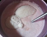 Foto langkah ke 2 dari resep Puding susu strawberry.