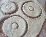 A picture of step 4 of Doughnut mai icing sugar.