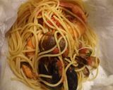 A picture of step 7 of Spaghetti frutti di mare al cartoccio.