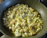 Foto del paso 1 de la receta: Huevos revueltos con ñoquis verduras, gambas y queso fresco