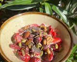 Hình bước làm 4 của món Bữa Sáng Healthy Với Sữa Chua, Dâu Tây, Granola